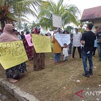 puluhan-warga-tolak-keberadaan-imigran-rohingya