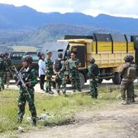 tampil-badass-dump-truck-mitsubishi-canter-di-papua-dipasangi-armor-pelat-baja
