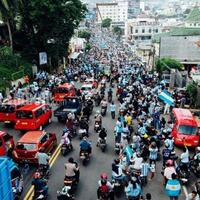 berhasil-melaju-ke-final-fans-argentina-di-ambon-pawai-pakai-mesin-gergaji-kayu
