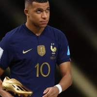 kylian-mbappe-menangkan-sepatu-emas-piala-dunia-setelah-mencetak-hat-trick-di-final