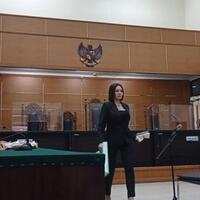 cekcok-di-persidangan-nikita-mirzani-banting-mic-dan-lempar-berkas-pemeriksaan