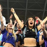 kenapa-fans-wanita-dalam-sepakbola-sering-nekat-telanjang-dada