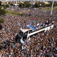 sambutan-messi-di-argentina-bikin-merinding-lautan-manusia-tumpah-ruah-ke-jalan