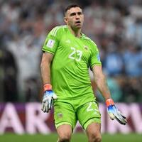 bukan-cuma-mbappe-martinez-juga-ejek-tchouameni-saat-adu-penalti