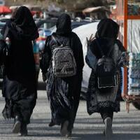 taliban-larang-perempuan-kuliah-dan-bekerja-di-lsm-rakyat-makin-menderita