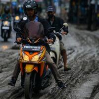 eror-banget-jalan-belum-kering-sudah-dilintasi