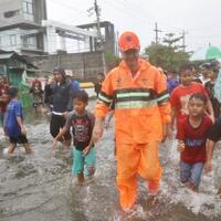 blusukan-ke-banjir-semarang-ganjar-panen-hujatan--ngonten-mulu-kasihan-wargamu