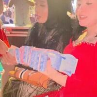 biduan-dangdut-pamer-saweran-quotyang-disawer-naik-pajero-yang-nyawer-pakai-revoquot