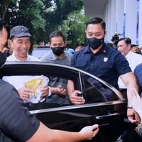 awalnya-cuma-mau-selfie-vivi-girang-kripik-tempenya-malah-dicicip-jokowi
