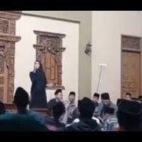 wanita-ini-asik-nyanyi-rungkad-di-pengajian