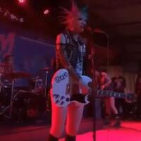 parah-band-punk-asal-korea-dilempar-botol-saat-tampil-di-purwokerto