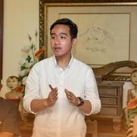 gibran-minta-semua-loyalis-jokowi-berhenti-menyerang-budayawan-cak-nun