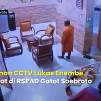 penampakan-lukas-enembe-tertangkap-kamera-cctv-di-rs-bisa-jalan