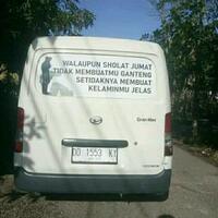 heboh-video-orang-utan-masuk-masjid-dan-ikut-jumatan-yang-suka-bolos-harusnya-malu