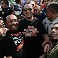 arti-tulisan-di-kaos-anies-ane-yang-jalan-jalan-kenapa-ente-yang-ketar-ketir