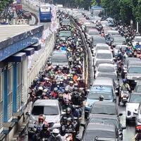 mampang-arah-kuningan-jaksel-macet-parah-mobil-motor-terobos-jalur-transj