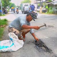 gufron-tukang-becak-inspiratif-tambal-jalan-rayanya-sendiri-disaat-yang-lain-acuh