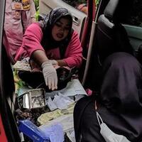 unik-wanita-ini-melahirkan-di-atas-gunung-slamet