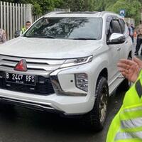 mobil-purnawirawan-eko-tabrak-mahasiswa-ui-berubah-warna-jadi-putih