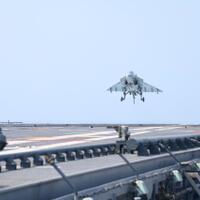 lca-tejas-dan-mig-29k-berhasil-landing-dan-take-off-di-kapal-induk-ins-vikrant