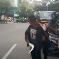 seorang-jukir-acungkan-clurit-ke-petugas-akhirnya-dimediasi-gimana-gan-tanggapannya