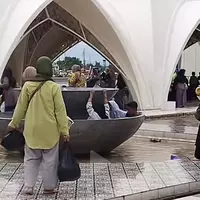 miris-kolam-masjid-al-jabbar-bandung-dipakai-renang-pengunjung-remaja