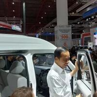 jokowi-langsung-jajal-mobil-listrik-esemka-di-iims-2023