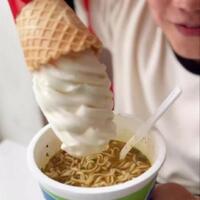 sekte-baru-makan-mie-instan-pakai-es-krim-mixue-apa-rasanya