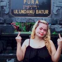 heboh-foto-wanita-pose-jari-tengah-di-pura-ulundanu-baturadakah-aturan-dan-larangan