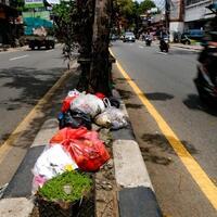 sebulan-berlalu-tabiat-warga-buang-sampah-di-tengah-jalan-raya-ciledug-tak-berubah