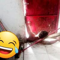 bakri-maling-yg-terjepit-pintu-rumah-korbannya-nyaris-mati-lemas-malah-di-videoin