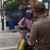 bapak-ini-mengendarai-motor-di-trotoar-alasannya-bikin-kesel