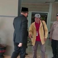 ketua-dprd-tolak-jabat-tangan-dengan-warga-alasannya-sih-karena-buru-buru