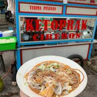 ketoprak-khas-cirebon-makanan-favorit-kaki-lima