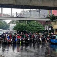 alasan-kenapa-motor-agan-harus-dibilas-sehabis-kena-air-hujan-biar-nggak-jerawatan