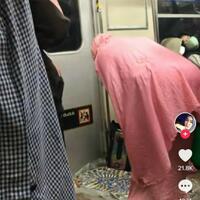 viral-wanita-sholat-di-gerbong-krl-yang-berjalan-apa-tidak-ada-alternatif-lain