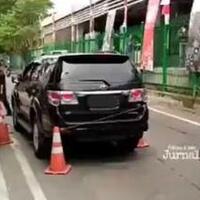 fortuner-jadikan-jalan-ibu-kota-sebagai-garasi-pribadi-sukses-bikin-macet