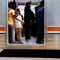 viral-penumpang-salat-di-dalam-krl-pt-kci-musala-ada-di-setiap-stasiun