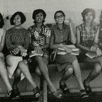 geng-pentholans-koboi-wedhok-mahasiswi-gaul-pada-zamannya-pelopor-pakai-jeans-di-ui