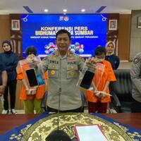 endors-situs-judi-online-duo-selebgram-kembar-diamankan-polda-sumbar