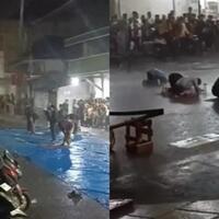 sejumlah-jemaah-tetap-salat-meski-diguyur-hujan-deras