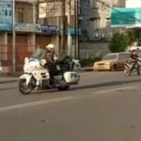 pengendara-motor-ugal-ugalan-hampir-tabrak-mobil-presiden-jokowi-begini-wajahnya