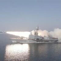 kapal-korvet-rusia-sukses-lakukan-uji-coba-penembakan-rudal-anti-kapal-di-laut-jepang
