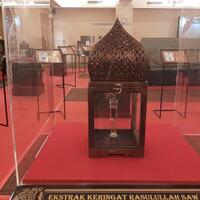 pameran-artefak-nabi-muhammad-di-jakarta-lihat-rambut-dan-keringatnya