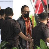 rafael-alun-ditahan-kpk-resmi-pakai-rompi-oranye