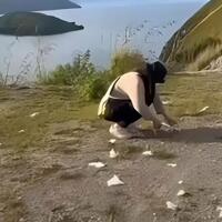 respect-liburan-ke-pulau-tulas-turis-jepang-ini-malah-sibuk-bersihkan-sampah