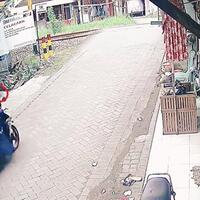 rekaman-cctv-ungkap-detik-detik-biker-perempuan-tertabrak-ka-di-sidoarjo