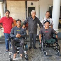 rachmat-hidayat-bantu-musisi-sasak-john-kursi-roda-dan-kaum-difabel-di-pulau-lombok