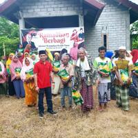rachmat-hidayat-bagikan-250-paket-sembako-di-kawasan-desa-sekaroh-lombok-timur