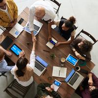 menghadapi-persaingan-di-pasar-produk-digital-strategi-untuk-bersaing-dan-menang